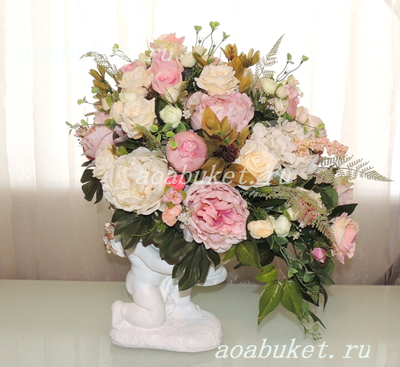 Композиция цветочная на статуэтке ангелочка Розовый шарик № СА012