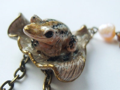 "Поймавшая звезду". Бохо-подвеска с лягушкой, барочным жемчугом и гематитовой звёздочкой