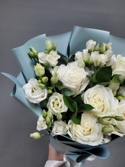 Букет из роз и лизиантуса "Капля росы"