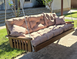 Широкий деревянный диван-качели на террасу