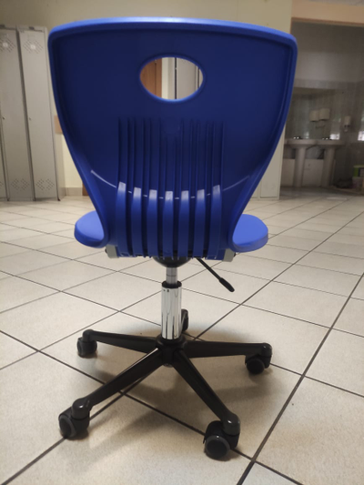 Стул ученический регулируемый на роликах, пластик