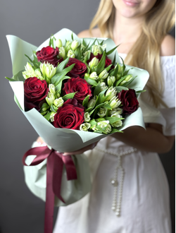 Яркий букет из  7 красных роз и белых альстромерий