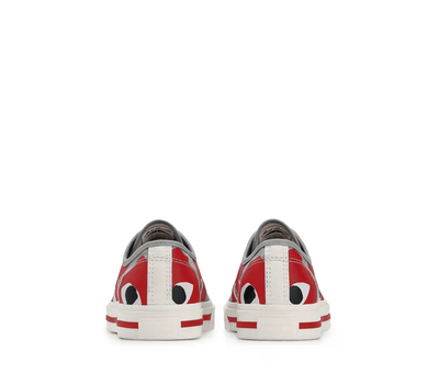 серые кеды с красным сердцем