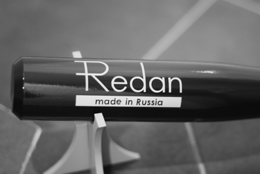 Чёрная бита с логотипом фабрики Redan