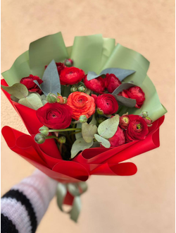 Букет красных ранунклюсов