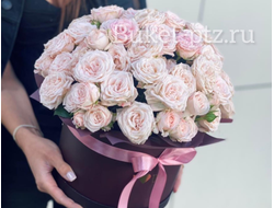 Кустовые розы  в шляпной коробке "Таинственная нежность"