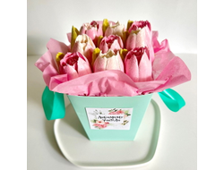 Кашпо с зефирными тюльпанами