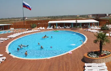 Комплекс бассейнов «Оазис» приглашает всех желающих получить массу впечатлений от пляжного отдыха в открытых бассейнах.