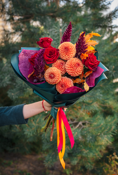 Букет с оранжевыми георгинами