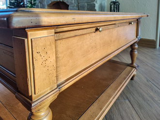 Журнальный стол со столешницей из плитки.