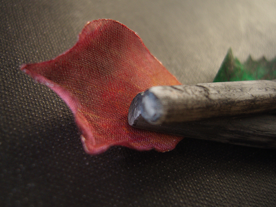 Готическая брошь с лепестками розы "Воспоминание о былых временах"