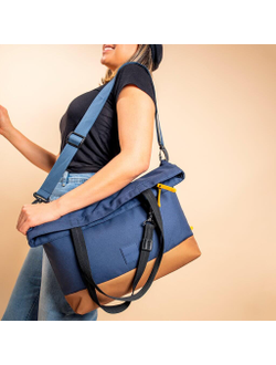 Девушка с сумкой Pacsafe Tote Bag Coastal Blue