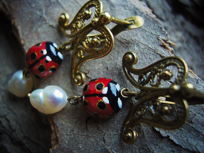 Весенние серьги с божьими коровками, жемчугом и филигранью "Ледибаг"