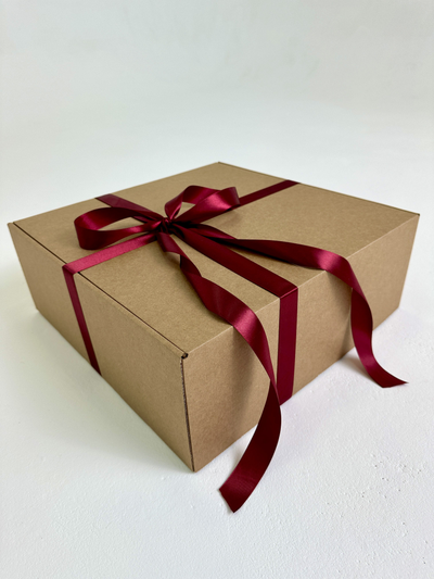 Большая подарочная коробка GILEV 37x37x14 см с бордовой лентой и наполнителем крафт