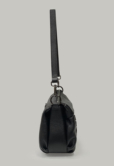 (АРТИКУЛ: 10022/0) СУМКА ЖЕНСКАЯ, НЕБОЛЬШАЯ, НАТУРАЛЬНАЯ КОЖА, ЧЕРНАЯ, С ДЕКОРАТИВНЫМ НАРУЖНЫМ КАРМАНОМ, С ПЛЕЧЕВЫМ РЕМНЕМ