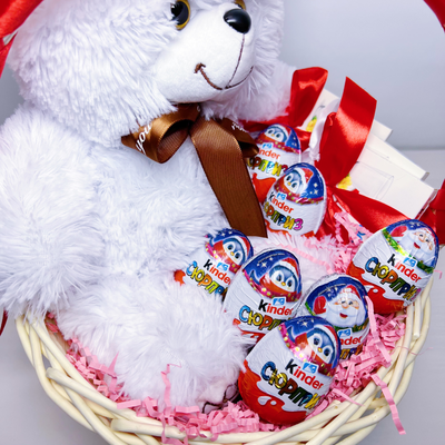 Подарочная корзина Киндер сюрприз и Мишка