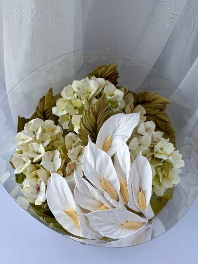 Шляпная коробка с каллами из зефира