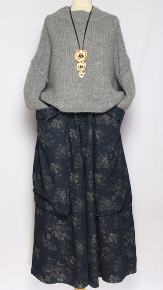 БРЮКИ-ЮБКА джинс-гобелен "КРЕАТИВНЫЕ КАРМАНЫ" размытые цветы черные, синии  р.46-54