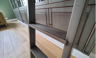 Встроенная библиотека с лестницей.