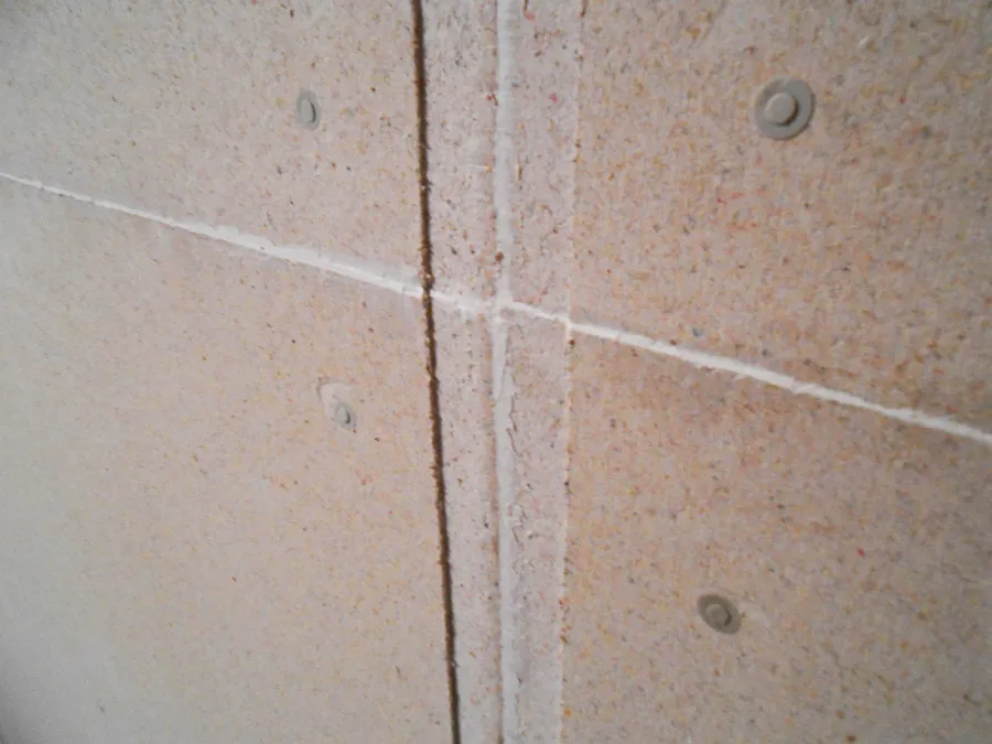 Заполнение стыков финишного слоя листов ГКЛВ виброизолирующим герметиком "SOUNDGUARD SEAL"