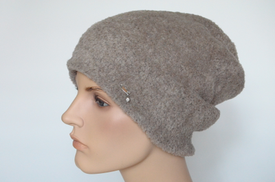 vyazanaya-zhenskaya-shapka-zimnyaya-vizio-italiya-6962-bezhevaya