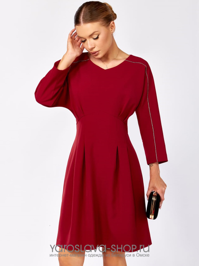 Стильное женское платье в насыщенно-красном цвете