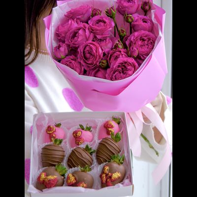 Набор клубника в шоколаде и пионовидные розы
