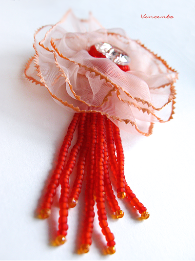 Брошь-цветок из органзы "Сердце в подарок"