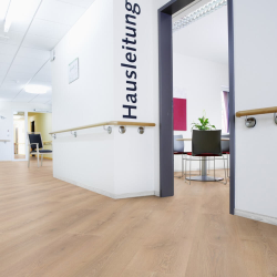 Ламинат Wineo Дуб Швеция Коричневый LA226XXLV4 в интерьере офисного здания