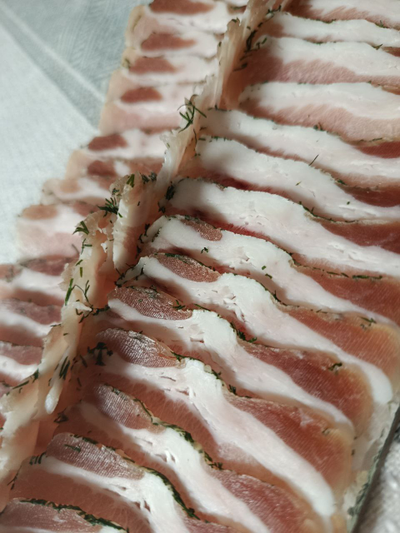 Сало домашнее с чесноком в укропе в нарезку | ферма СытникЪ