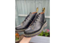 С размерами от 36 до 45 каждый сможет найти свою пару черных ботинок DR. Martens из натуральной кожи.