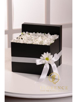 Квадратная коробочка с белыми хризантемами