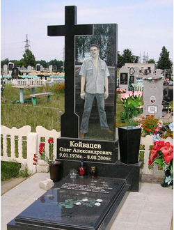 Памятник мужчине с крестом