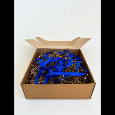 Большая подарочная коробка GILEV 37x37x14 см с синей лентой и наполнителем крафт