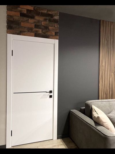 PRESTIGE. МОДЕЛЬ ЛАЙН 1. ГОРИЗОНТАЛЬНАЯ АЛЮМИНИЕВАЯ ВСТАВКА ЧЕРНОГО ЦВЕТА, С ВОЗМОЖНОСТЬЮ УСТАНОВКИ АЛЮМИНИЕВОЙ КРОМКИ ПО ТОРЦАМ ДВЕРНОГО ПОЛОТНА