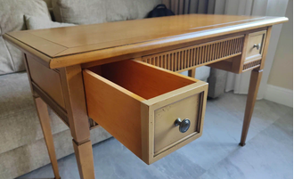 Стол письменный с двумя боковыми ящиками и одним узким по центру.