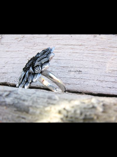 "Мерцание Ночи" - кольцо с серебристыми лепестками