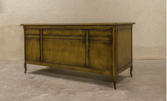 Письменный стол с 2 боковыми тумбами на резных ножках.