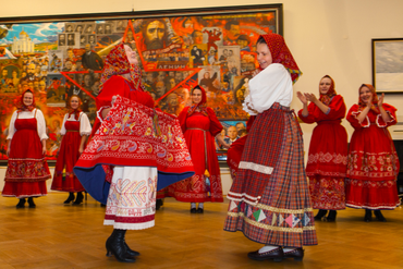 Выступление студии "Русские начала", Каргопольские сарафаны