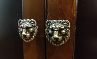 Комод винтажный резной с опорными столбами.