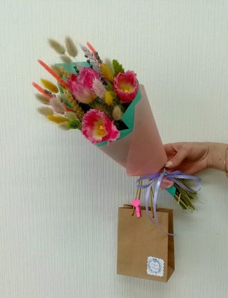 Букет с тюльпанами и сухоцветами «Нежная юность»
