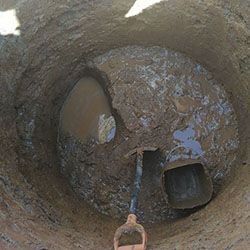 Рытье шахты колодца открытым способом на суглинке в Киришском районе Ленобласти.