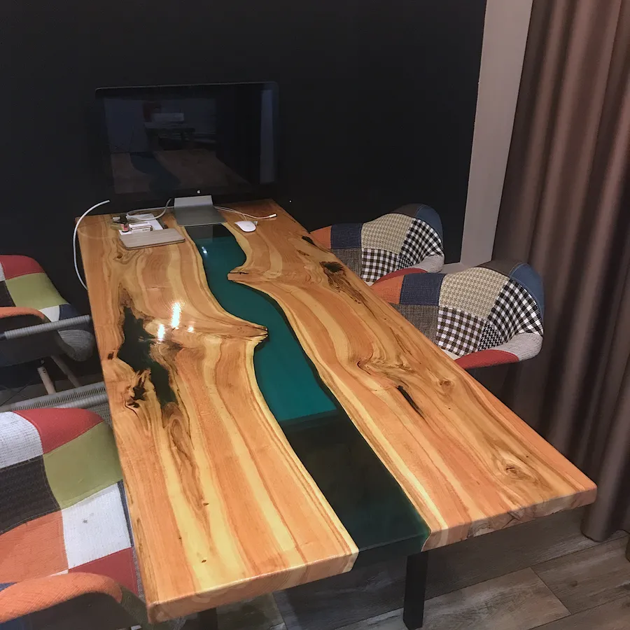 Стол-река из розовой акации с рекой цвета морской волны. Работа spilcenter.com, г.Екатеринбург