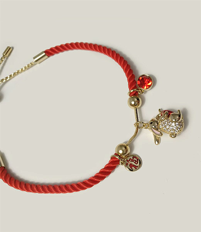 (АРТИКУЛ: 8941/03) БРАСЛЕТ ЖЕНСКИЙ, МЕТАЛЛ "ЗОЛОТО", КРАСНЫЙ  ШНУРОК, ПОДВЕСКА "КРОЛИК" СО СТРАЗАМИ,  С ПЕРЕТЯГИВАЮЩЕЙСЯ ЦЕПОЧКОЙ