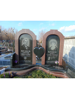 На фото двойной памятник на могилу с сердцем в СПб