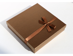 Футляр картонный с лентой на крышке 165*165*35 мм №10668