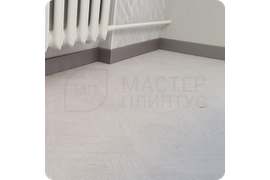 Премиальное обрамление: монтаж плинтуса Dollken Cubu Flex Life 80 создает роскошное обрамление пространства с утонченным металлическим сиянием.