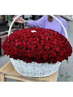 501 красная роза в корзине