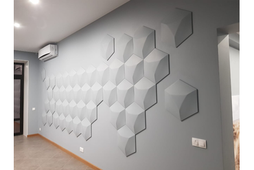 Смонтированные и окрашенные гипсовые 3d панели "Гекса". Монтаж наш. Геометрия изделий позволила без труда состыковать панели и монтаж прошел без проблем. Окрашивание - с помощью валика краской для стен и потолков. Краска с тонером.