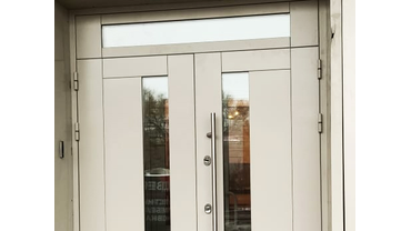 входная дверь в отделение загса центрального района. г. челябинск